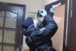 Бив гітарою та стільцем: у Києві чоловік убив матір, потім вистрибнув із вікна і вижив