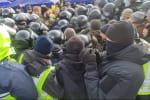 "Беркут" вернулся, забыли, как на коленях ползали!": силовики штурмуют сторонников Порошенко под Печерским судом
