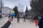 "Кадри, що ввійдуть у світову історію": як у Мелітополі беззбройні українці проганяють стріляючих російських окупантів – відео