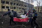 Авіаудар по пологовому будинку в Маріуполі: постраждали 17 медиків і породілля – подробиці