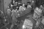 На Херсонщині російські окупанти грабують полиці українських магазинів – відео