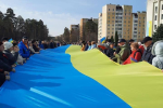 У Славутич зайшли війська рф: місцеві зустріли їх проукраїнським мітингом – окупанти кидають в натовп світлошумові гранати