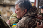 Бронежилети, шоломи, генератори і бойлери: Порошенко привіз допомогу бійцям на південь України