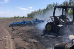 В Харьковской области ракета, выпущенная с российского самолета, попала в трактор посреди поля – видео