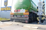 Більше палива в Україні буде: у ДПСУ показали, що бензовози перетинають кордон першочергово – відео
