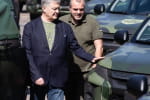 "Найкраще – йде найкращим": Фонд Порошенка разом із волонтерами підготував для військових 24 пікапи