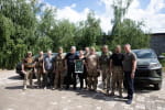 Бійці 24-ї, 80-ї та 25-ї бригад на фронті отримали автівки та спорядження від команди Порошенка