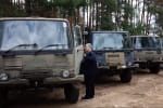 Порошенко на кордоні Польщі та України показав британські вантажівки для ЗСУ