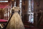 Одно из самых знаковых платьев XX века: коронационный наряд Елизаветы II выставили напоказ