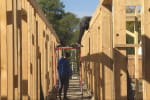 "На будівництві – жодного професійного майстра": як переселенці на Львівщині будують житло з конопель