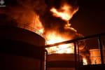 У Миколаєві рашисти поцілили в резервуари із соняшниковою олією: виникла пожежа – відео
