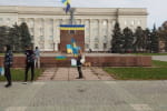 У центрі Херсона готуються зустрічати ЗСУ, над будівлею ОВА майорить прапор України – фото