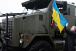 Порошенко передав на фронт найбільший у світі тягач Oshkosh M1070 