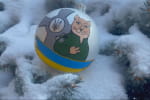 Кіт Залужний та пес Патрон у панамі: як боєць із родиною створює ялинкові прикраси із символами війни – сюжет