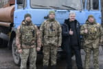 "Питання ми вирішили за 12 годин": Порошенко передав підрозділу спецпризначенців бензовоз для пального, а також каримати і спальні мішки