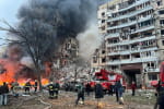 В Днепре рф попала в многоквартирный дом: завалы будут разбирать всю ночь – ОП