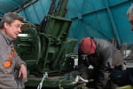 Порошенко показав унікальні кадри з майстерні, де британські вантажівки DAF перетворюють на знаряддя "мисливців за "шахедами"