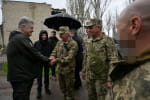 Порошенко привез грузовик DAF для артиллерийской бригады, который потопил крейсер &quot;москва&quot;
