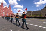 Разведка Британии высмеяла московский парад и предположила, почему не было бронетехники
