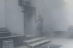 Відбиваються вогнегасниками: у Білій Церкві московські попи окупували храм і не пускали містян усередину – відео