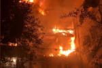 Майже вщент вигоріли квартири із 1 по 5 поверх: вночі рашисти обстріляли Херсон – включення