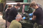 Здобувають досвід і допомагають ЗСУ: як у Черкасах студенти разом із викладачами готують автівки на фронт