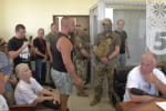 "Посадіть і мене! Ви за*бали цим цирком!": військовий вилаяв суддів і прокурорів у справі Червінського – відео