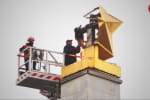 Декомунізація триває: комунальники демонтували велетенську радянську зірку з обеліска місту-герою Києву &ndash; відео