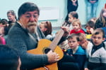 Музична терапія: відомий британський композитор приїхав розважити дітей Харківщини