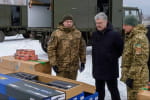  Порошенко привіз гвинтівки для навчального центру ДШВ