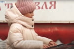 "Если нет моего папы, я буду играть для чужого": 9-летняя девочка дает концерты под открытым небом, чтобы собрать деньги для ВСУ