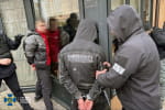 "Вибивала" гроші у пораненого воїна ЗСУ: СБУ знешкодила на Волині злочинну банду