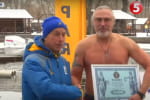 Рекорд на Водохреще: чоловік пів години просидів у крижаній воді – відео