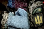 Понад 300 пар в'язаних рукавиць за 9 місяців: як незряча волонтерка з Луцька допомагає ЗСУ