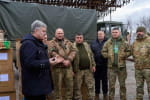 Порошенко привіз автомобілі, дрони, хімічні грілки та шини військовим, які воюють на південному напрямку