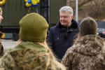 Порошенко с волонтерами передали 5 банно-прачечных комплексов представителям зенитно-ракетных бригад