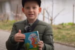 Плетет сетки и пишет сказки: 8-летний Тимофей передает на ВСУ ₴50 тыс. с продажи своих книг – сюжет