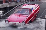 И на суше, и на воде: парад автомобилей-амфибий прошел в последний раз в Амстердаме – видео