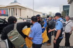 Во время поездки путина в Монголию протестующие развернули украинский флаг
