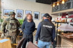 Поліціянти затримали члена кримінальної групи, який брав участь у "сходці" – відео