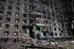 рф сбросила на Харьков 500-килограммовые бомбы: разрушен подъезд дома, десятки раненых – фото