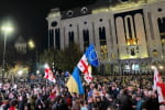 Грузинський Майдан: силовики не можуть впоратися з протестувальниками, які знайшли спосіб захиститися від водометів – відео
