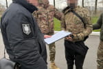 Утік із частини та торгував зброєю: на Харківщині затримали військового (відео)