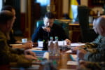 Кадрові зміни, ситуація на фронті та нові мідлстрайки: Зеленський провів нараду з військовими
