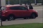 У Києві жінка-водій "покатала" поліціянта на капоті свого авто (відео)
