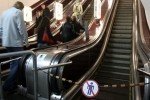 У Києва в метро чоловік упустив на ескалаторі свою валізу, травмувавши дівчину