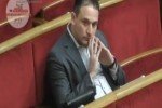 Дивна поведінка в залі та путівка за €136 тисяч: що робив Добкін за колоною у ВР