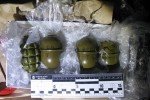 У Києві поліцейські затримали чоловіків, які торгували гранатами на Оболонському проспекті – фото