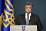 Порошенко: Той, хто цілить в спину нашим правоохоронцям, має отримувати належну правову оцінку