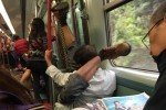 100% гнучкості: у гонконгському метро пасажир шокує всіх дивними позами під час поїздок – фото